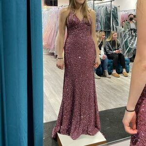 Size small bodycon full length dress. I’m great condition, worn once!